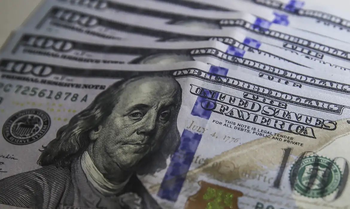 Dólar cai para R$ 5,01 com exterior e expectativa eleitoral no Brasil