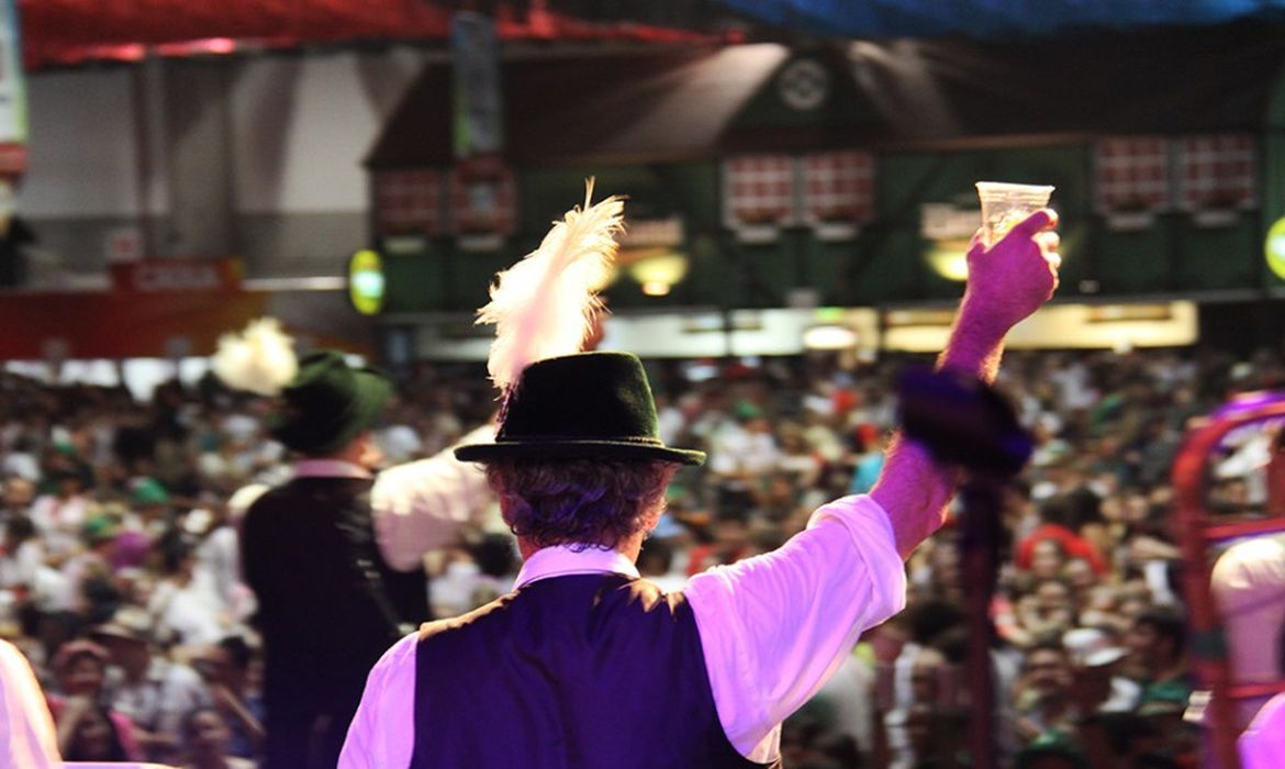 Oktoberfest de Blumenau reúne atrações e celebra tradição germânica