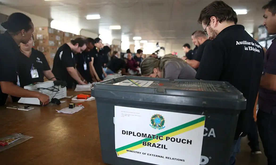 Quase 1 milhão de brasileiros no exterior poderão votar nas eleições