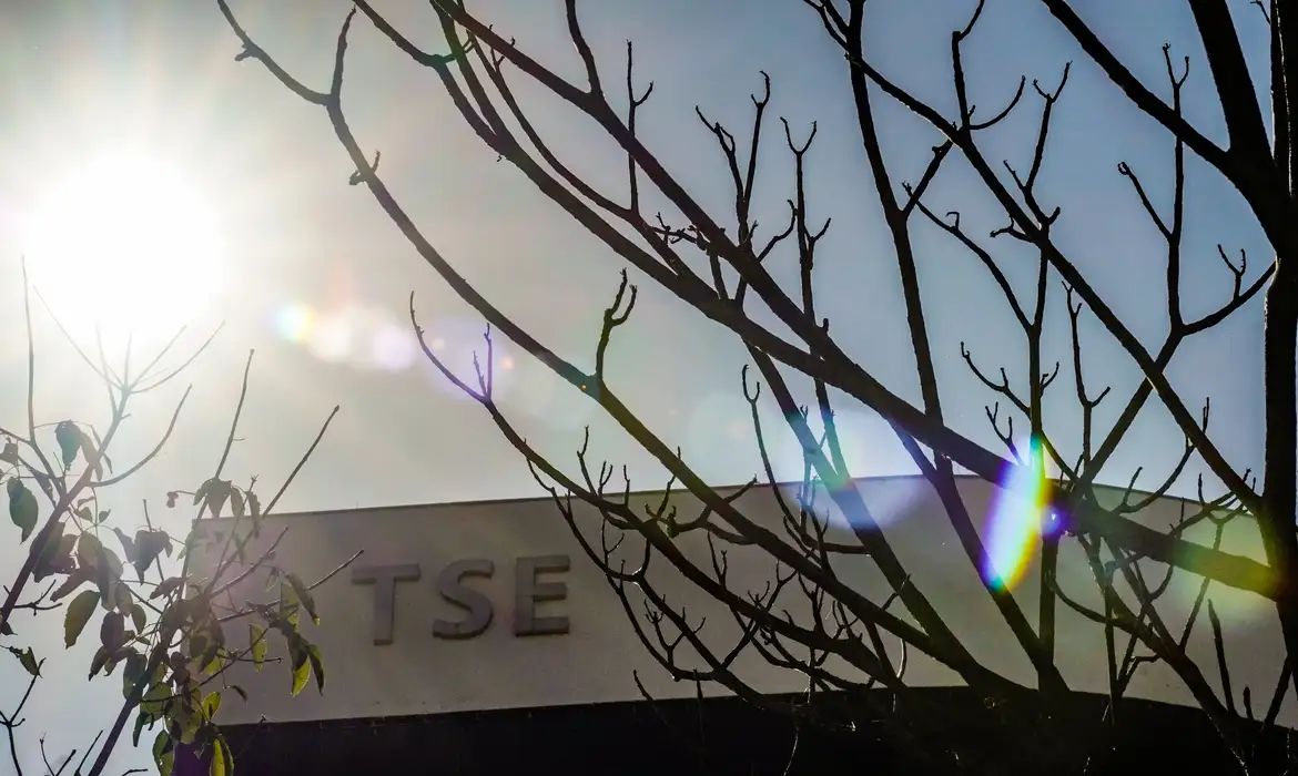TSE mantém veto a posts que ligam Lula e Flávio ao crime organizado