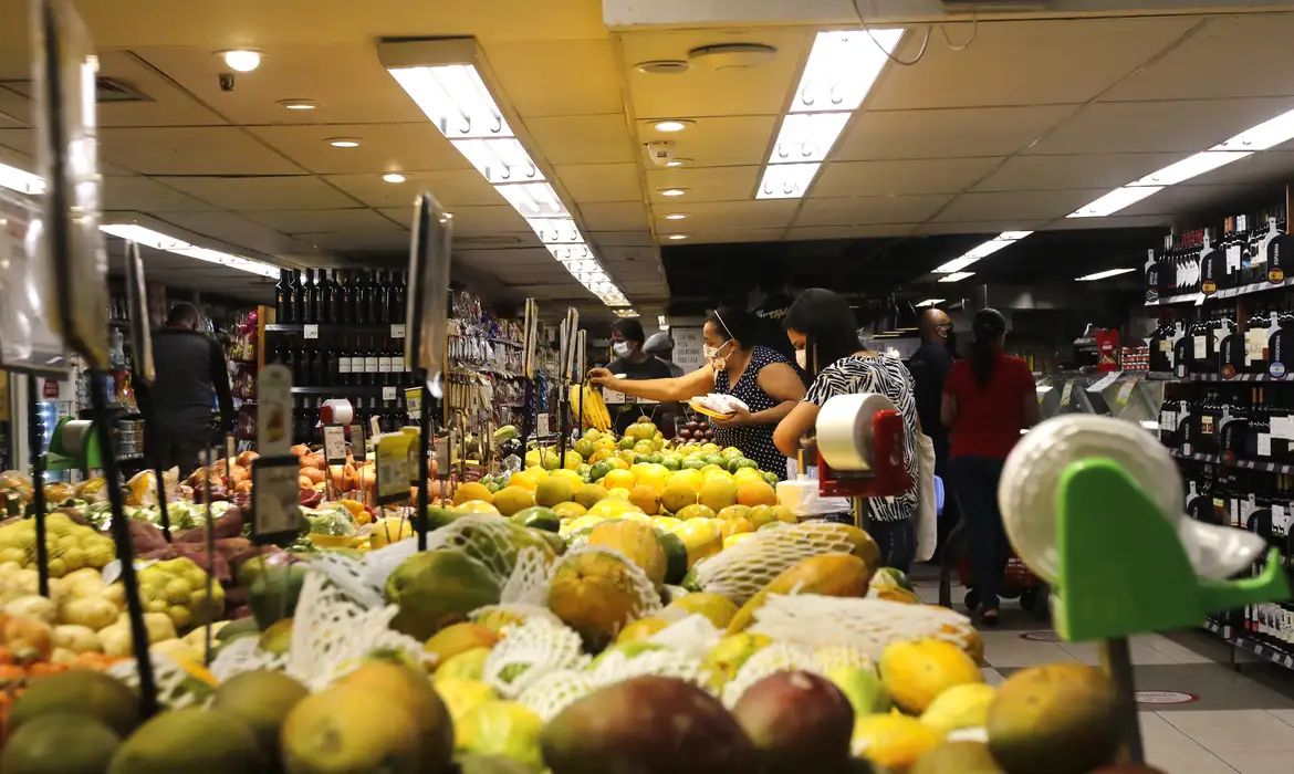 INPC, inflação que corrige salários, acumula 4,29% em 12 meses