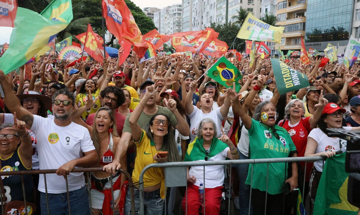 Ato em apoio à democracia e a Lula reúne milhares em Copacabana
