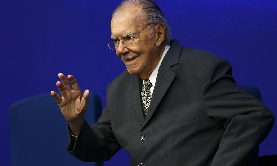 Sarney é internado no Sírio-Libanês para tratar pneumonia