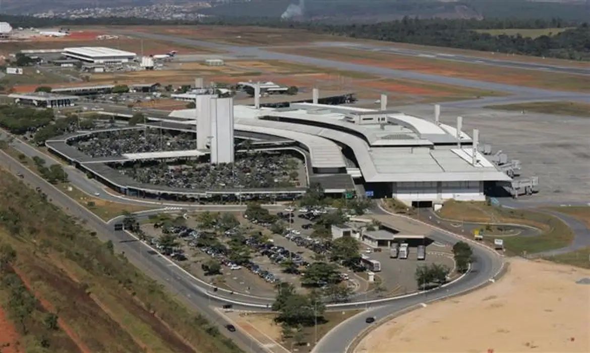 BH: Aeroporto de Confins suspende operações por problema na pista