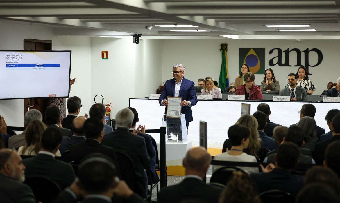 Maior leilão do pré-sal termina com sete dos 13 blocos arrematados
