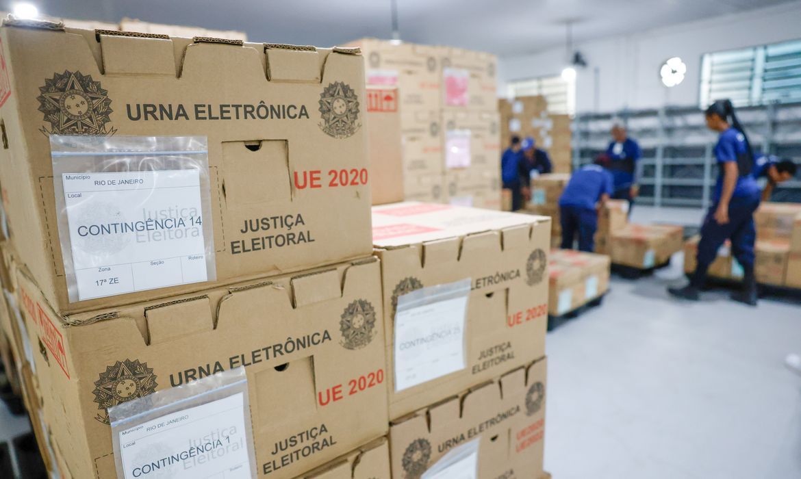 Tribunais distribuem urnas e preparam sessões para eleição