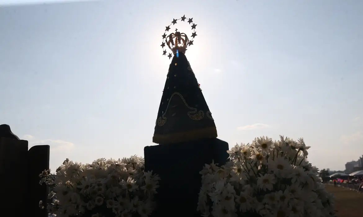 Dino manda PF investigar disseminação de ataques a imagens católicas 