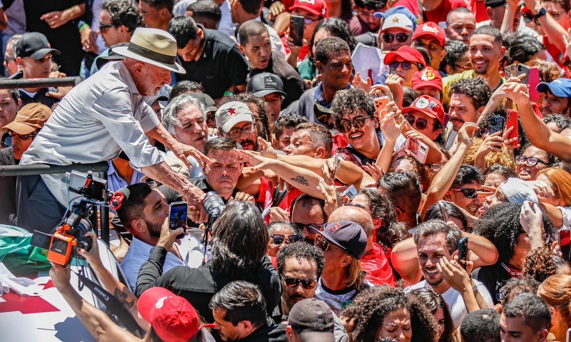 Brasil não será governado por sócios do Banco Master, diz Lula em ato