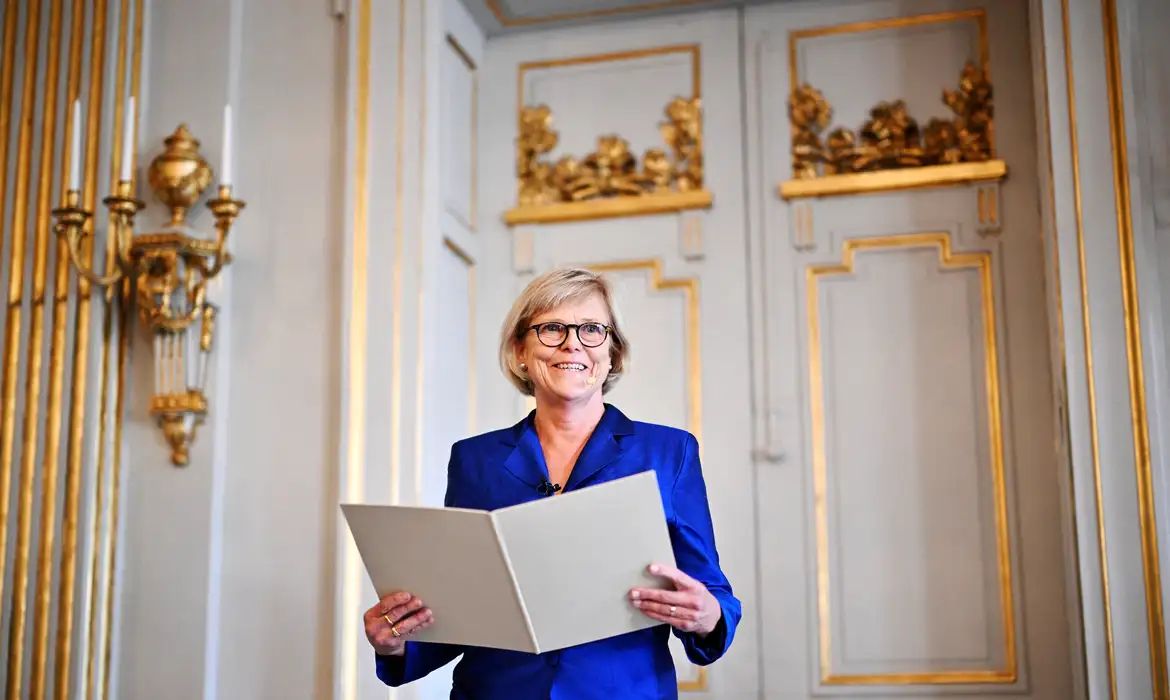 Canadense Anne Carson vence Nobel de Literatura