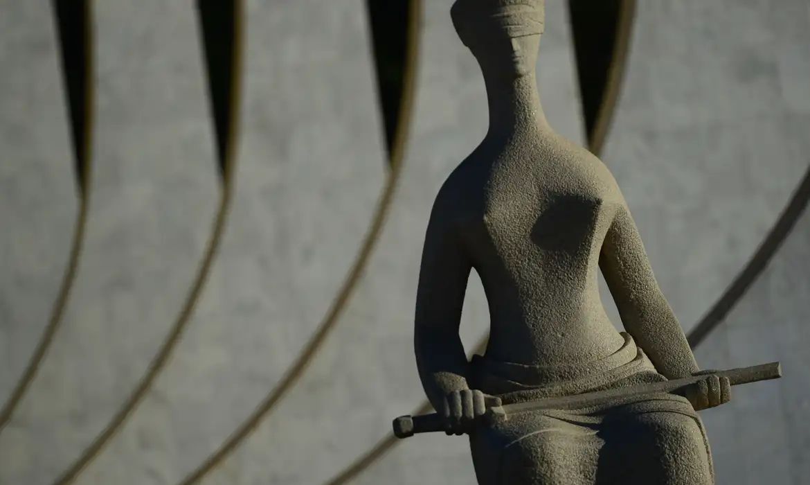 Homem é retirado do STF após tentar entrar dizendo ser "imperador"