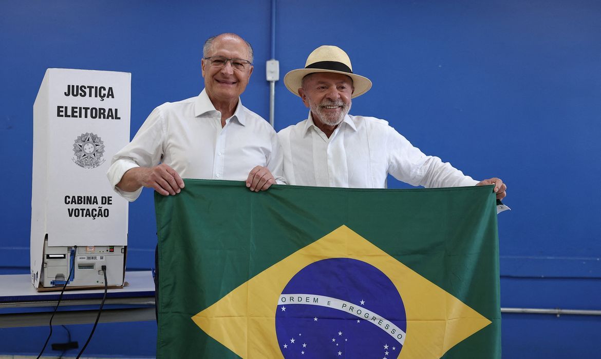 Mendonça dá 24h para remoção de posts sobre Lula e bandeira do Brasil 