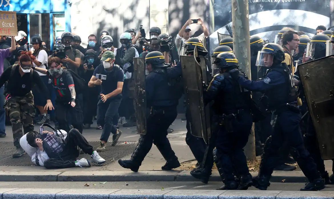 Adolescentes franceses fazem mais um dia de protestos sobre escolas