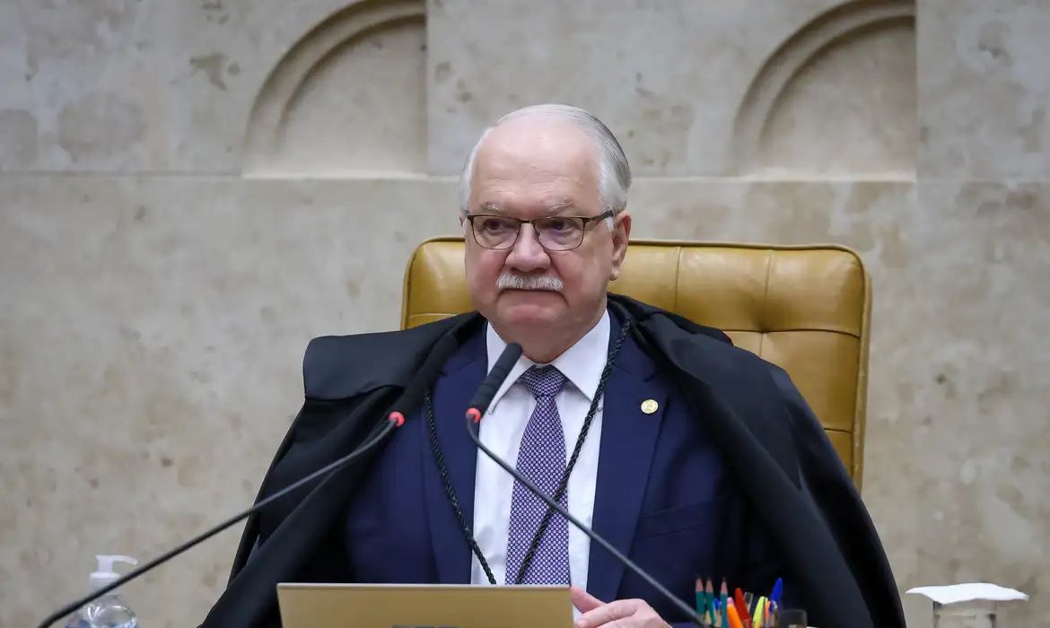 Fachin nega pedido para afastar Dino de ações sobre Flávio Bolsonaro