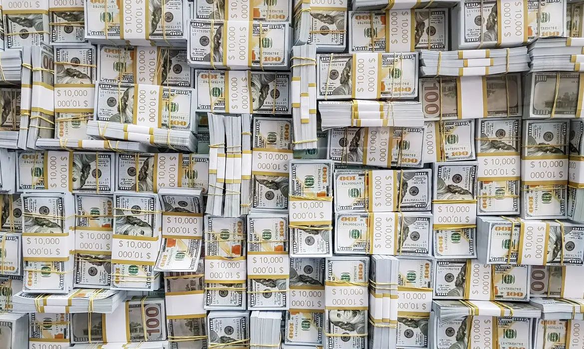 Com pessimismo externo, dólar sobe 0,47% e aproxima-se de R$ 5,20
