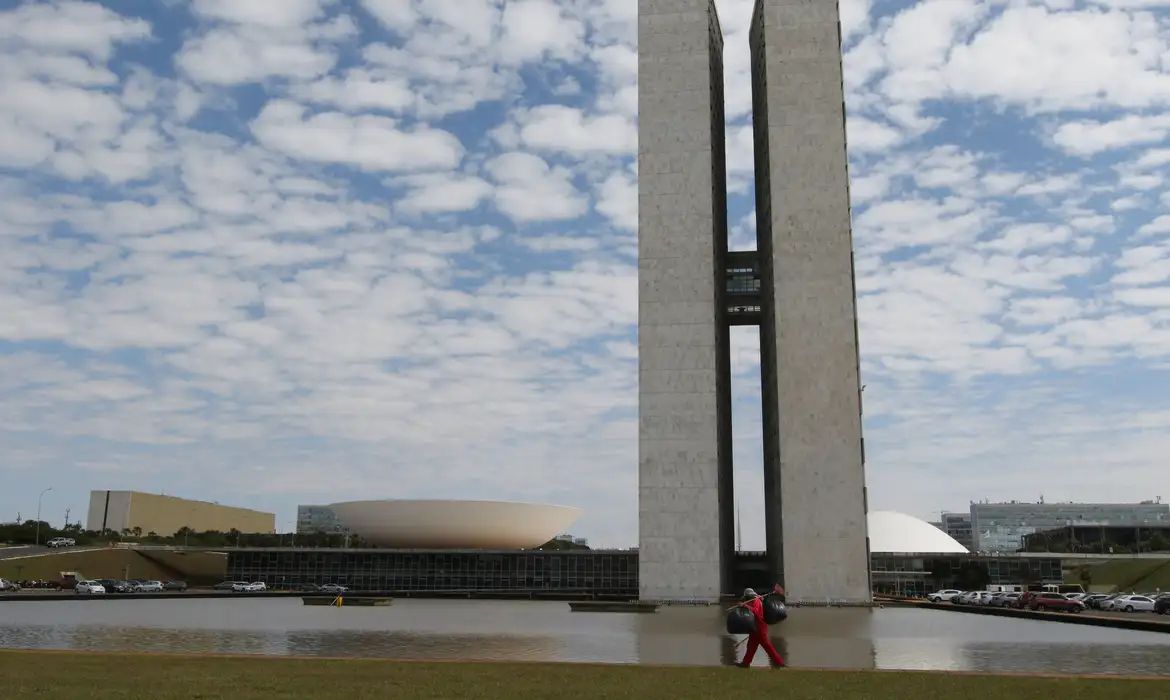 Presidente do Senado marca para segunda votação do fim da escala 6x1