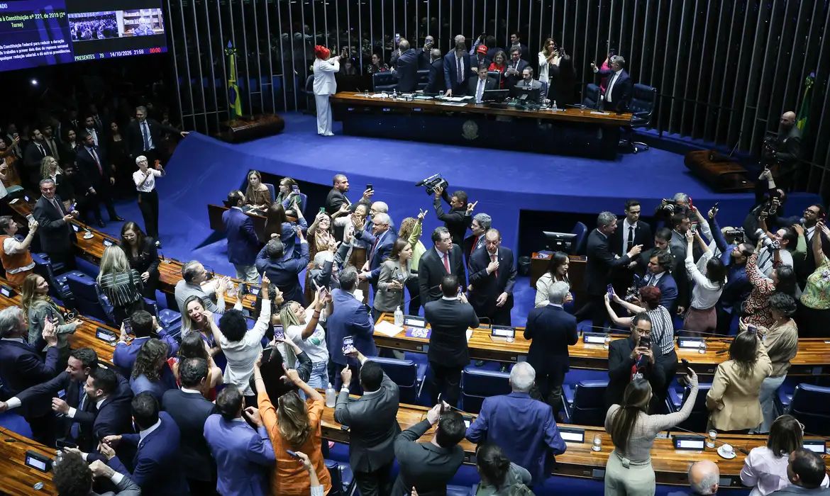 Senado aprova fim da escala 6x1 e redução da jornada de trabalho