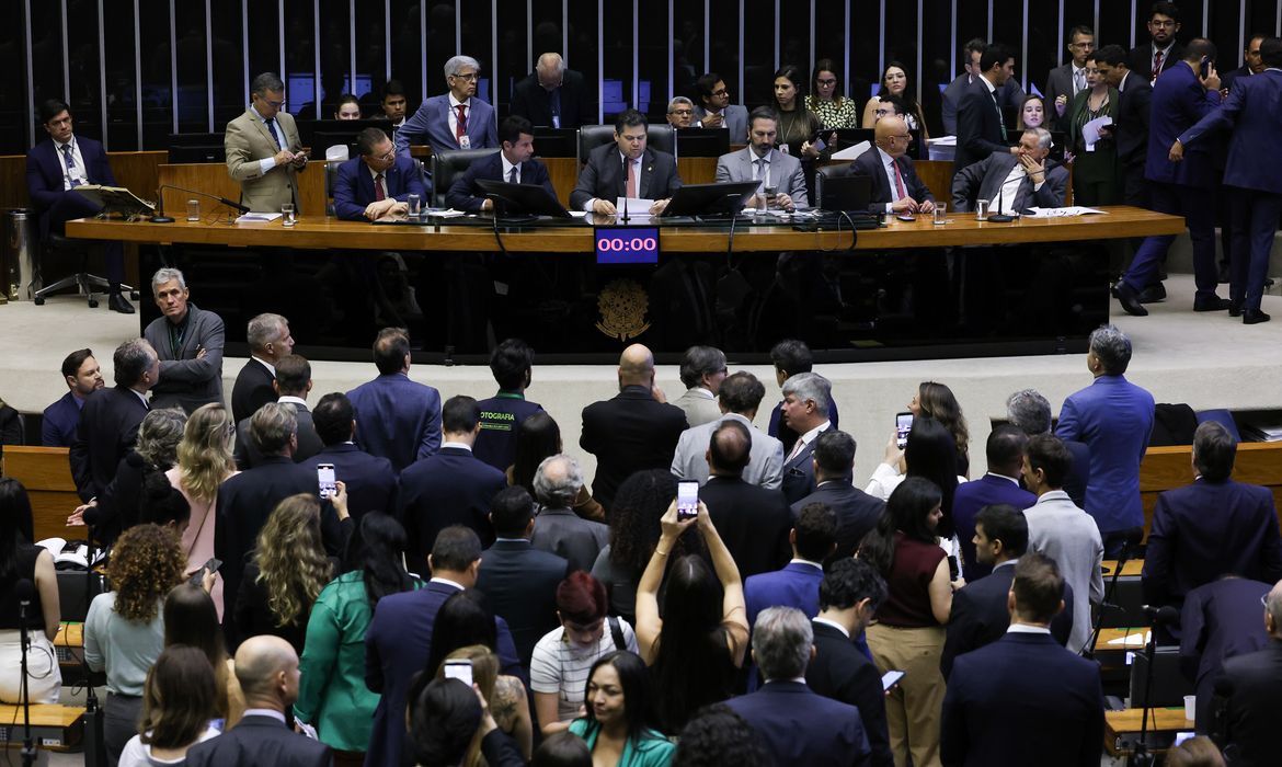 Alcolumbre marca votação da PEC pelo fim da 6x1 para quarta-feira