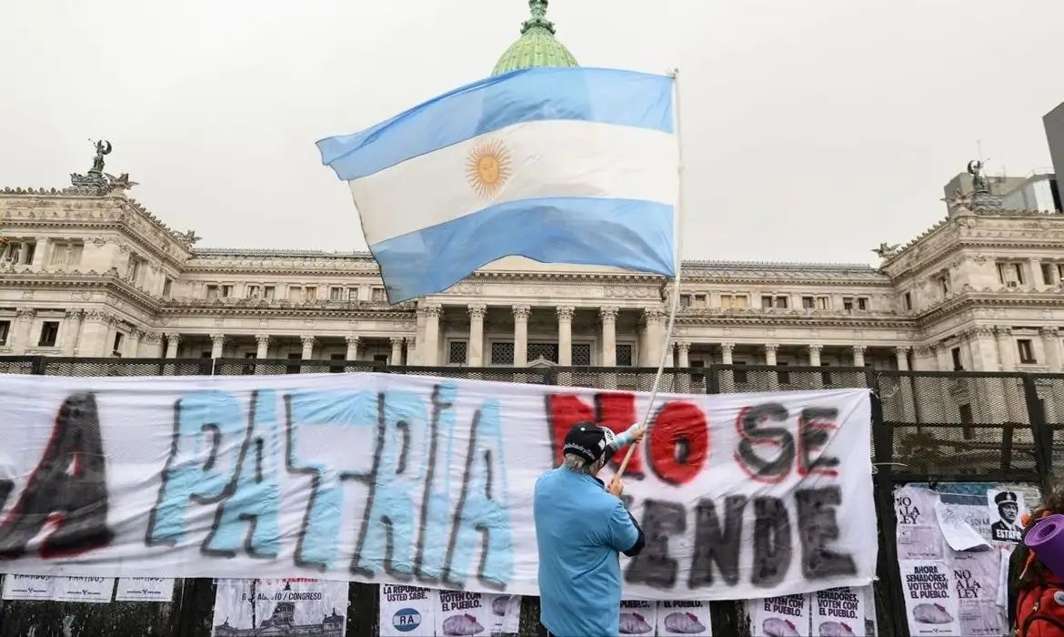 Milei lança plano para demitir 21 mil servidores na Argentina