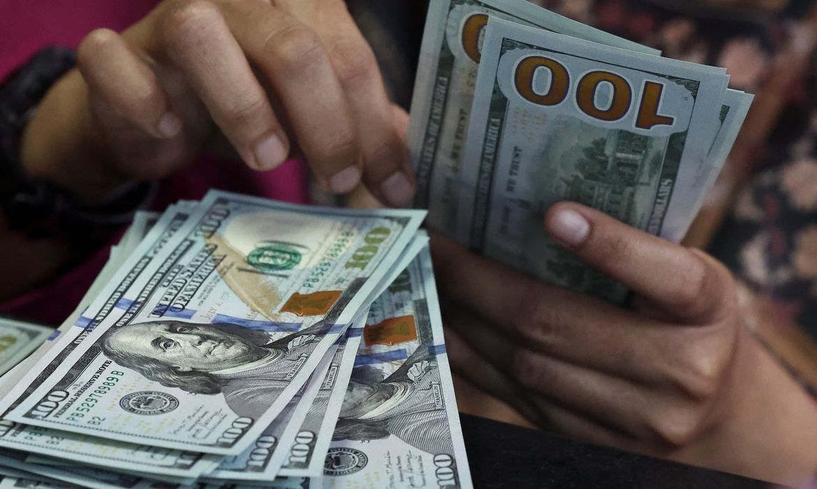 Dólar fecha abaixo de R$ 5 e recua 1,58% na semana
