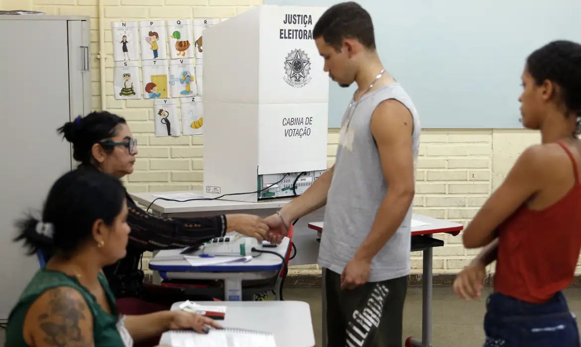 Caminhos da Reportagem: importância do voto para jovens e idosos