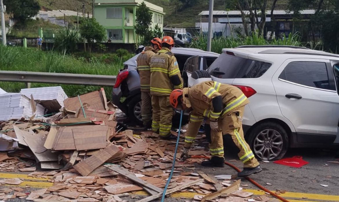 Acidente na BR-393, no RJ, deixa cinco mortos e nove feridos