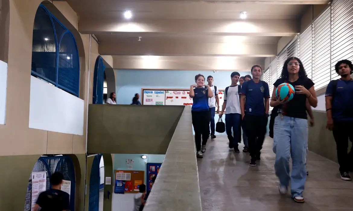 Pé-de-Meia começa a pagar sexta parcela a estudantes nesta segunda